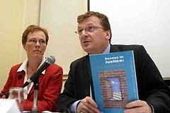 Legal_aid_report_press_conf_jul05